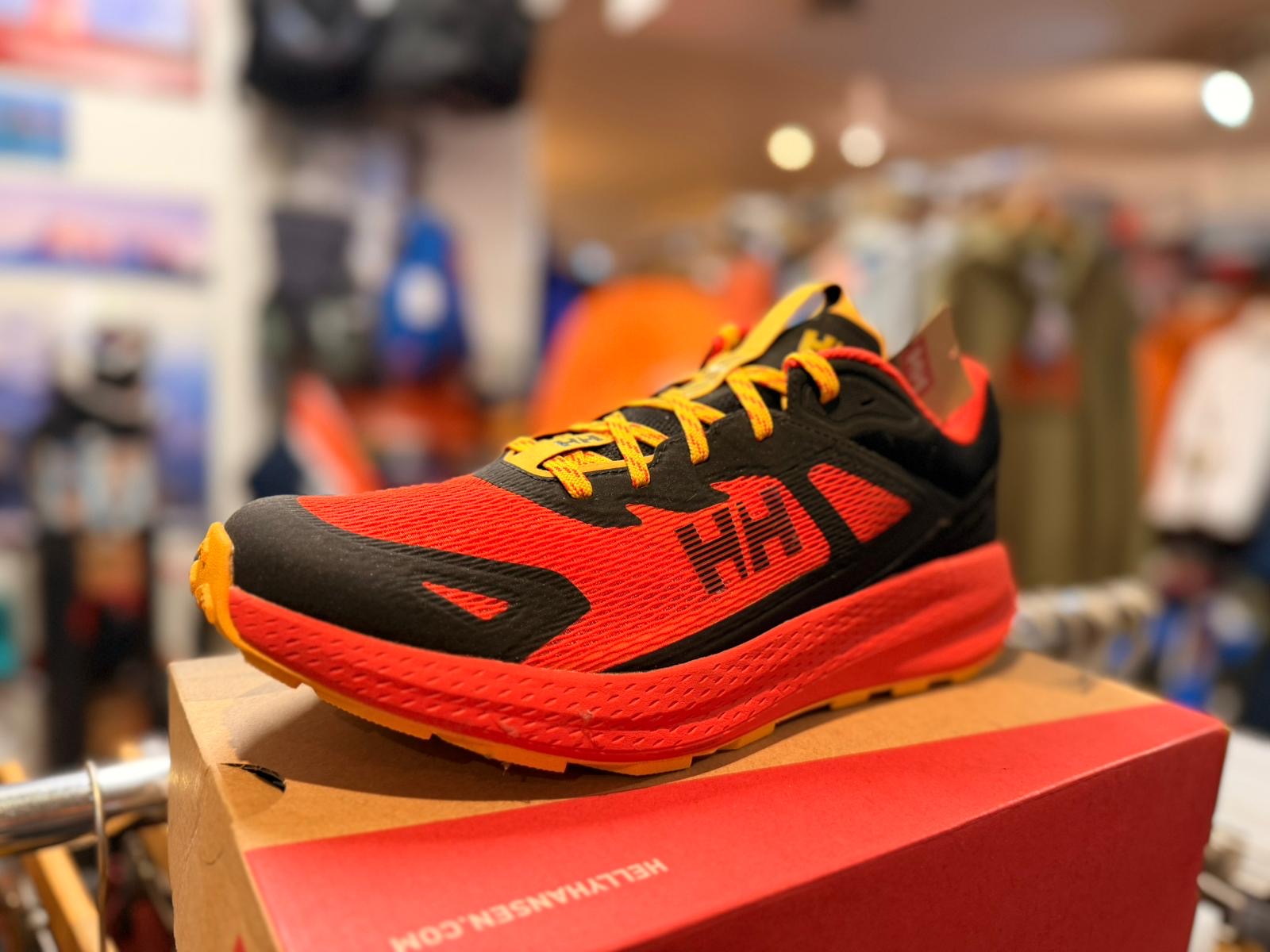 Chaussure rouge de trail, vue avant trois-quarts